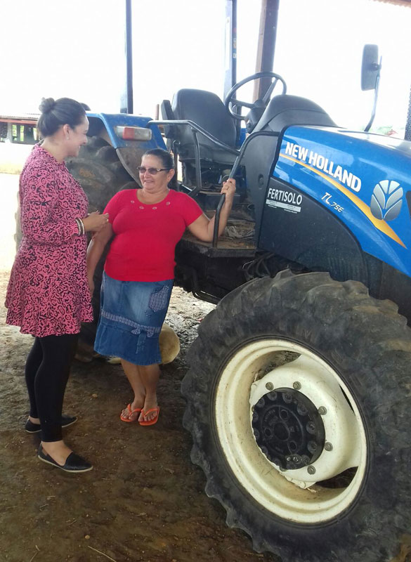 A família é uma das poucas da região que possui trator.