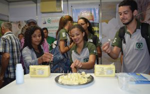 O público degustou produtos produzidos pelas agroindústrias locais.