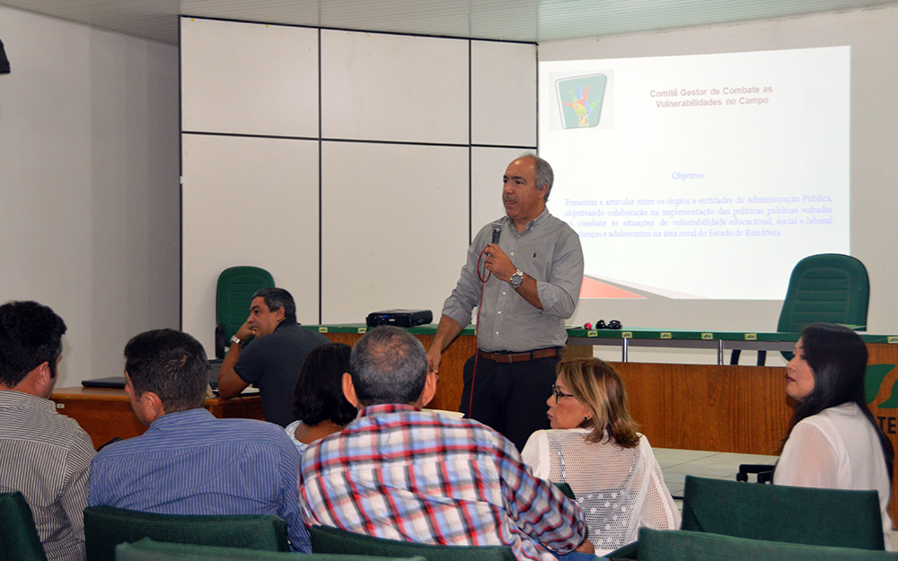 Crianças obrigadas a trabalhar apresentam baixo rendimento escolar.