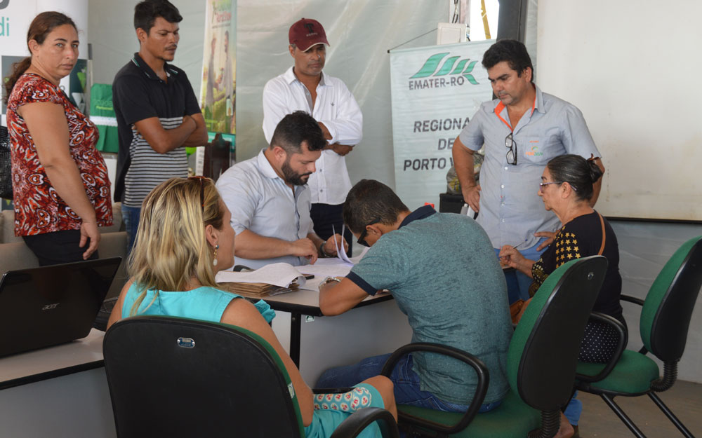 O produtor rural chega à Emater-RO sabendo o quer e, junto com o técnico, planeja seu futuro.