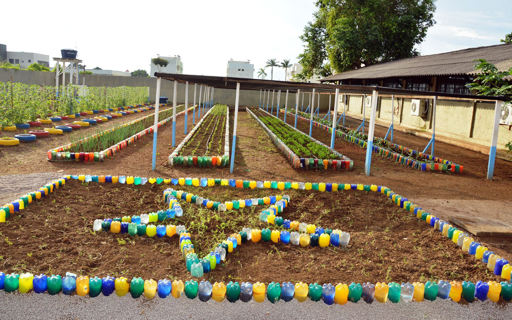 Diminuição do lixo ambiental e canteiros coloridos.