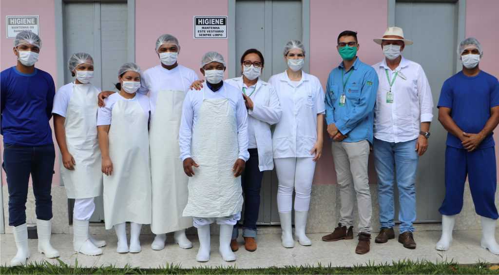 Família Assunção, pioneira na agroindústria de abate de frangos e prática de bem-estar animal, em Theobroma.