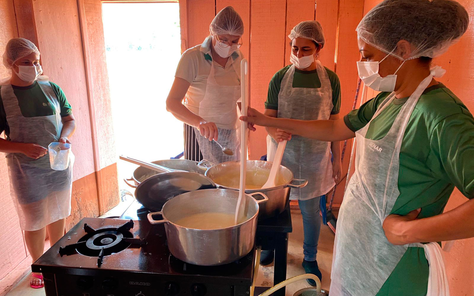 O curso de derivados do leite atende à demanda dos produtores locais.