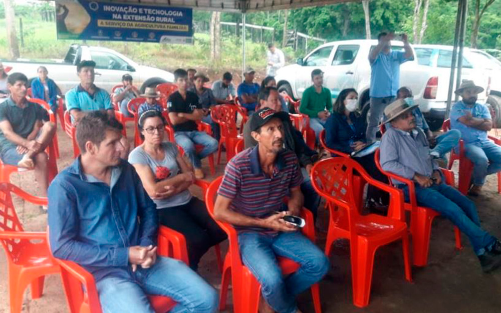 A capacitação de produtores rurais visa o aumento da produção e tecnificação da cafeicultura na região.