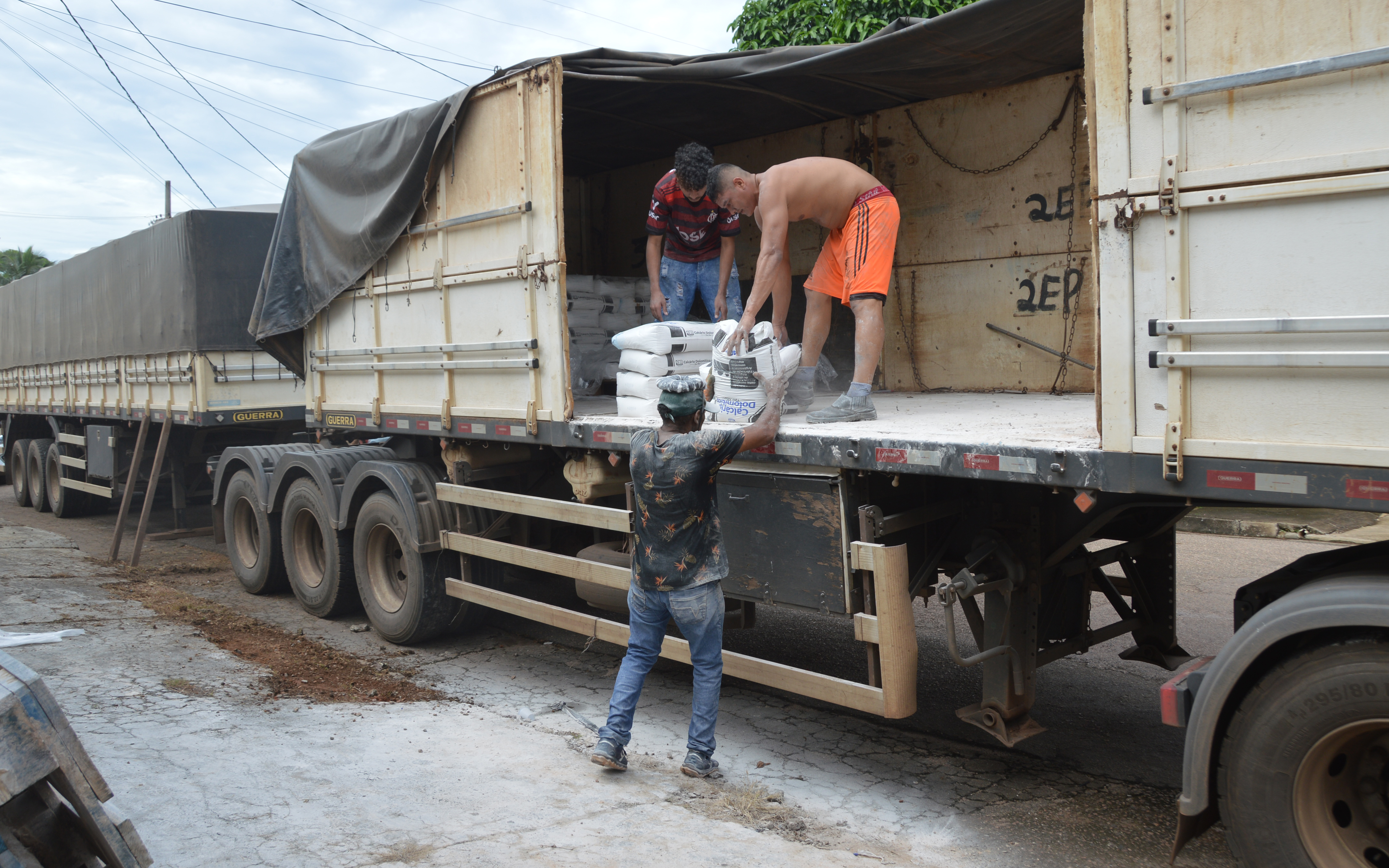 “Mais Calcário”, tem beneficiado os produtores rurais com transporte gratuito do calcário até a sede de seu município.