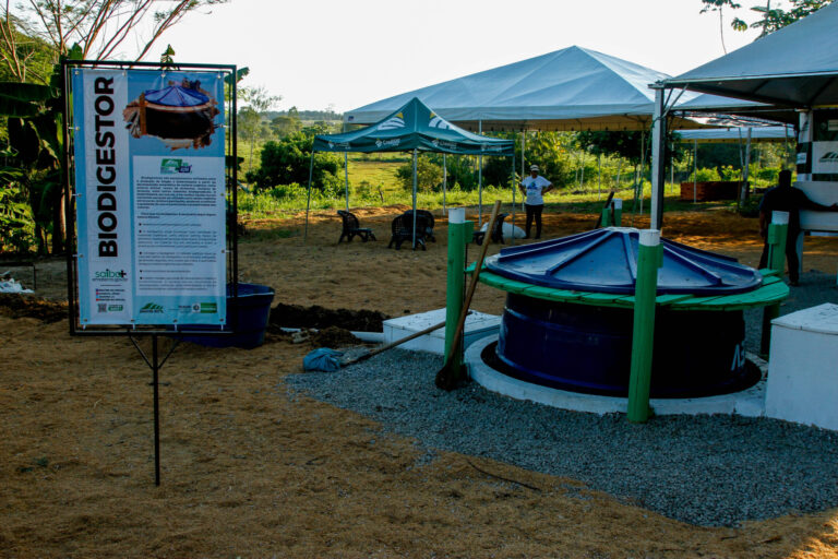 Esterco de boi gera biogás e biofertilizante,  a demonstração está à disposição dos visitantes.
