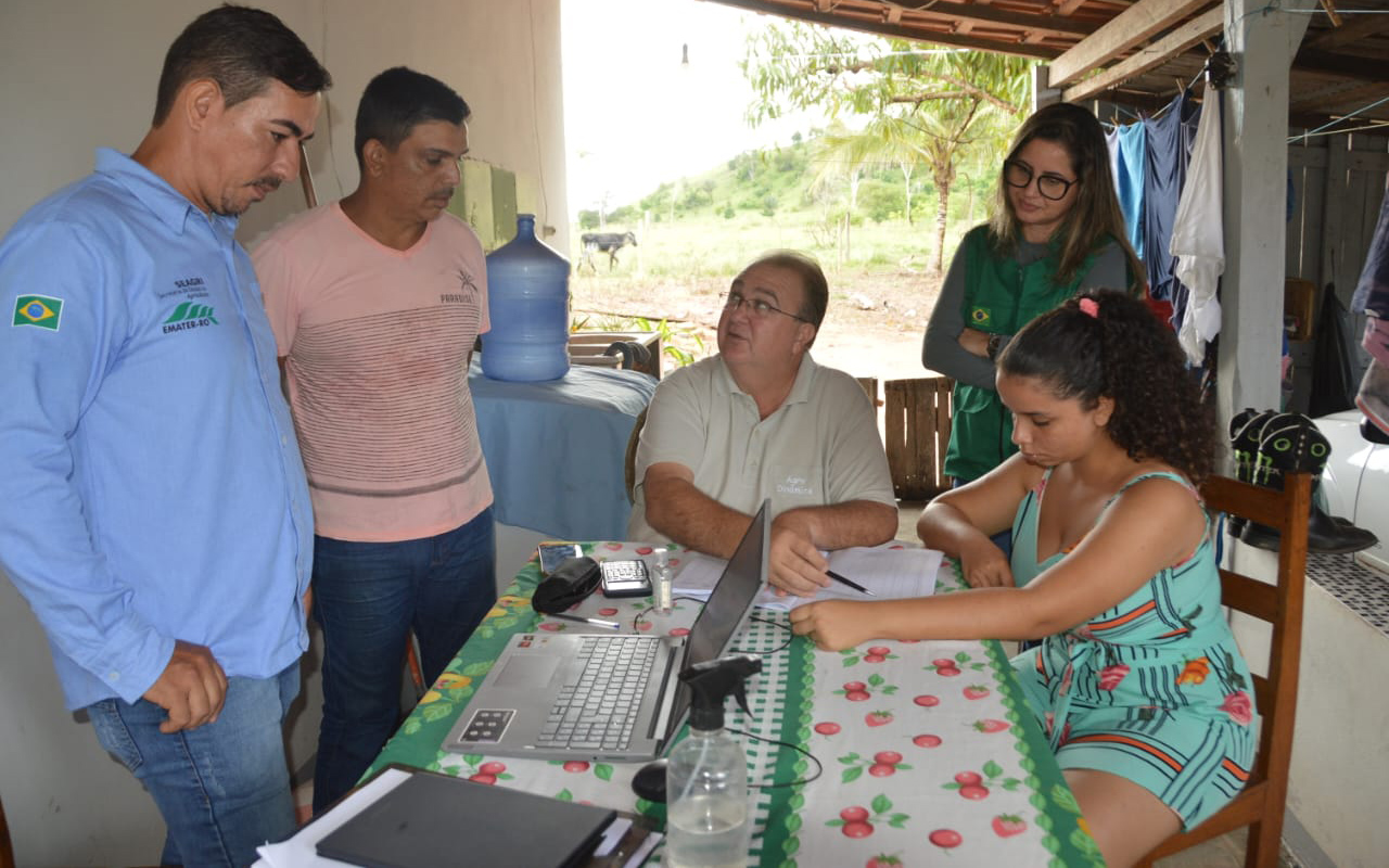 Capacitação e orientação presencial para que a propriedade possa produzir mais leite em menor espaço e melhorar a genética bovina.