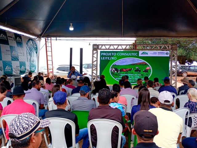 Nova Brasilandia realiza dia de campo de bovinoculcultura de leite Nova Brasilandia realiza dia de campo de bovinoculcultura de leite