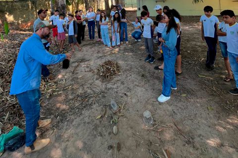 Emater-RO promove educação ambiental e ensina técnicas de compostagem a estudantes de Presidente Médici